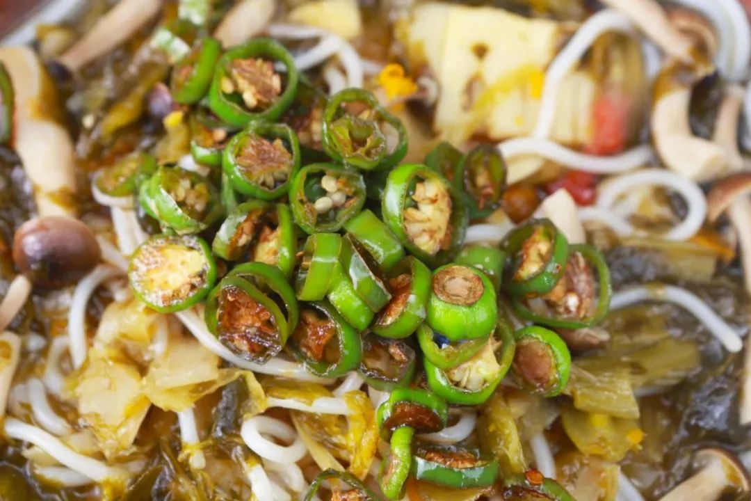 爆椒酸汤米线的做法