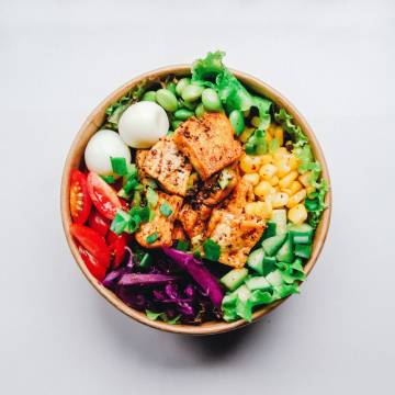 一碗丰富的轻食沙拉图片