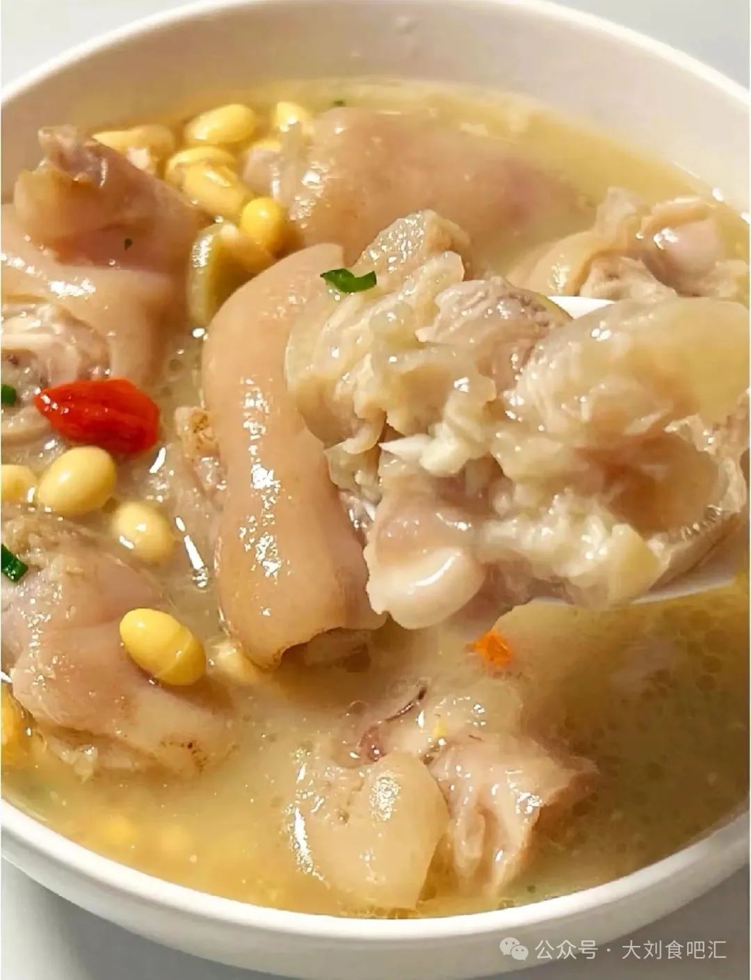 黄豆猪蹄枸杞汤的做法