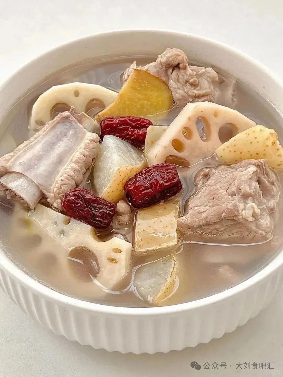 雪梨莲藕排骨汤的做法
