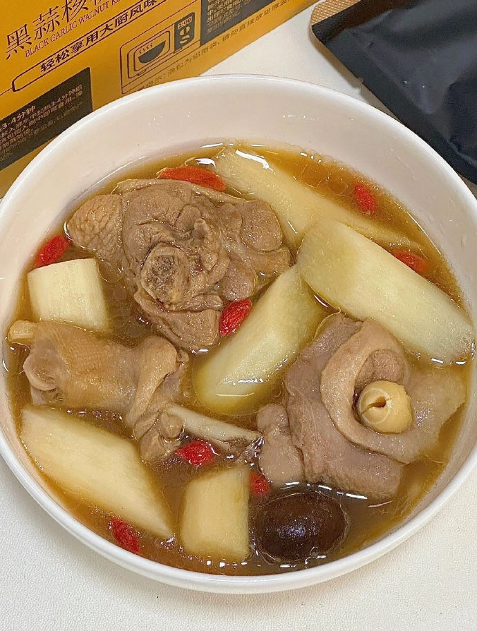 黑蒜鸭腿莲子汤的做法