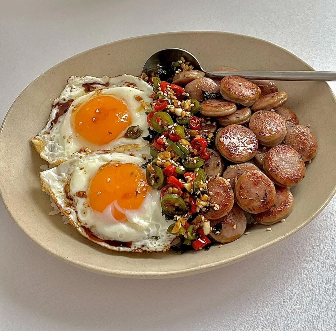 肉肠煎蛋盖饭的做法