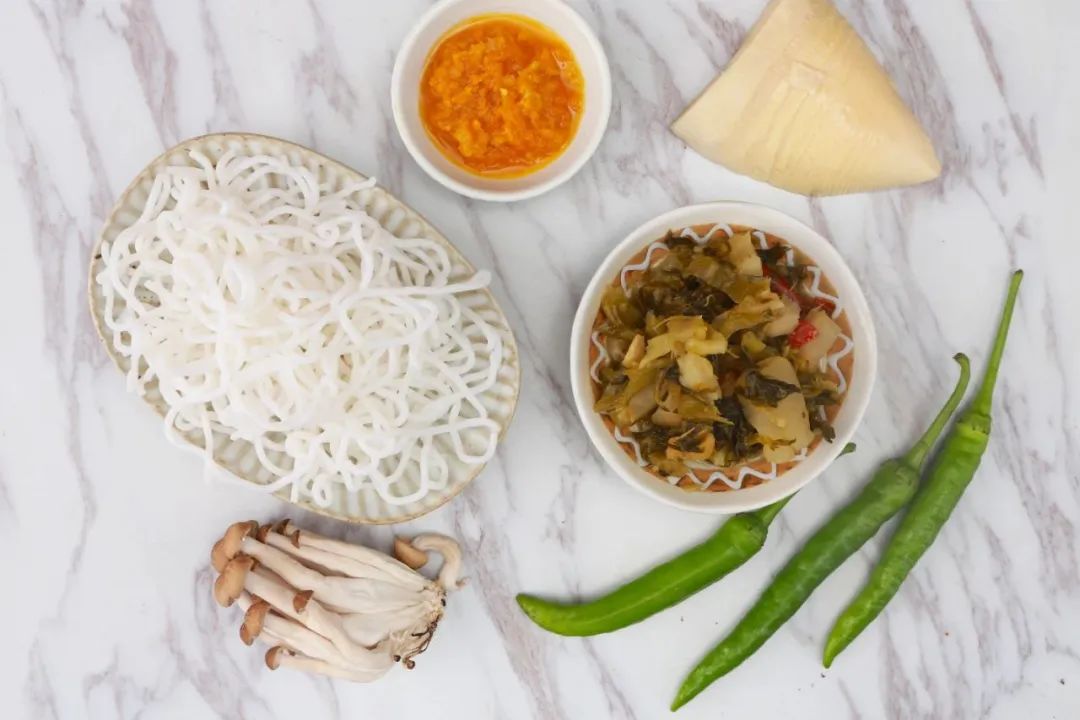 爆椒酸汤米线的做法