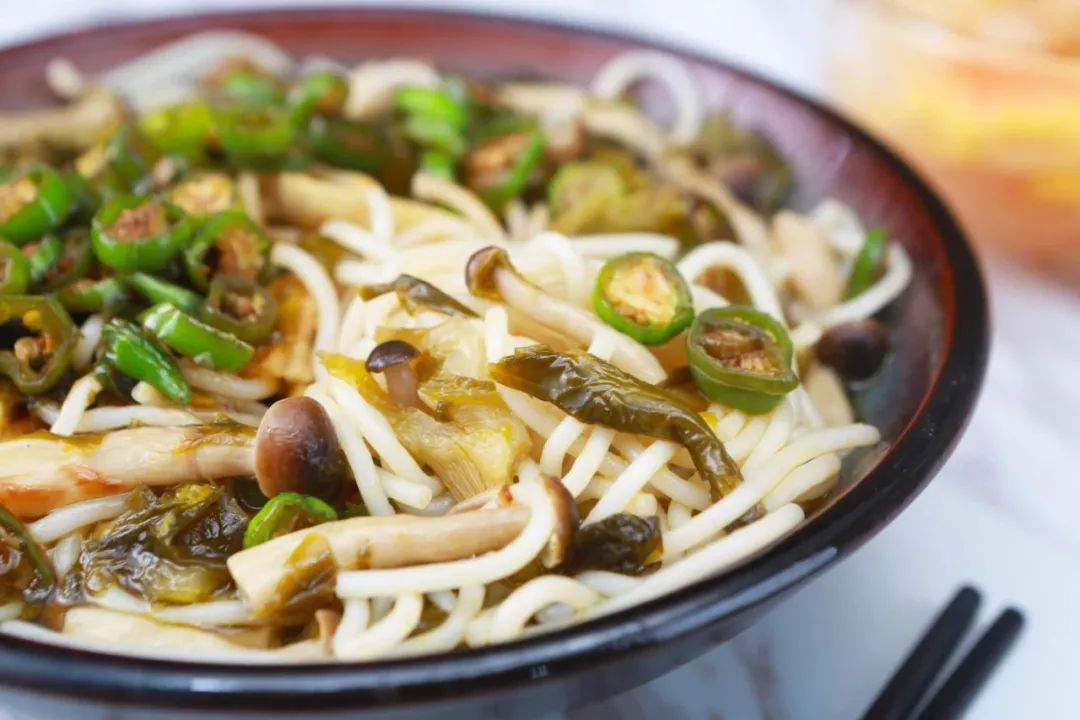 爆椒酸汤米线的做法