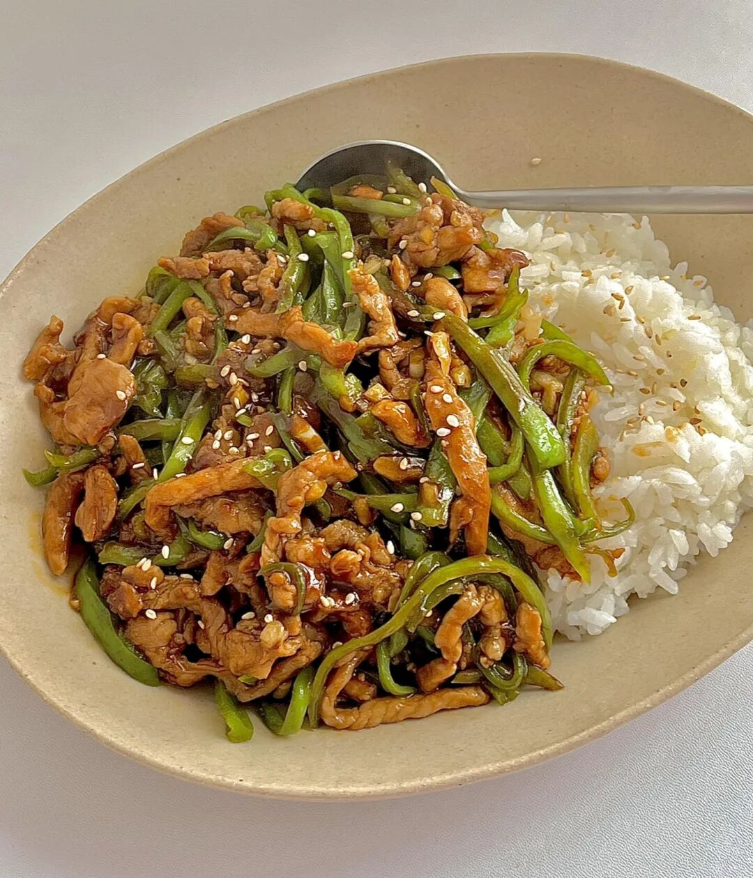 辣椒炒肉盖饭的做法