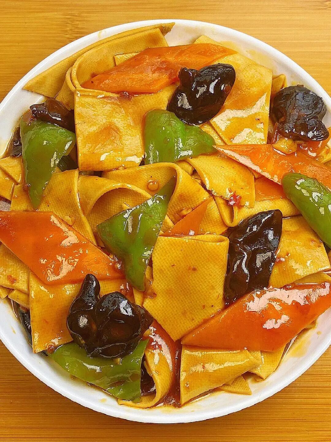 青椒木耳炒豆皮的做法