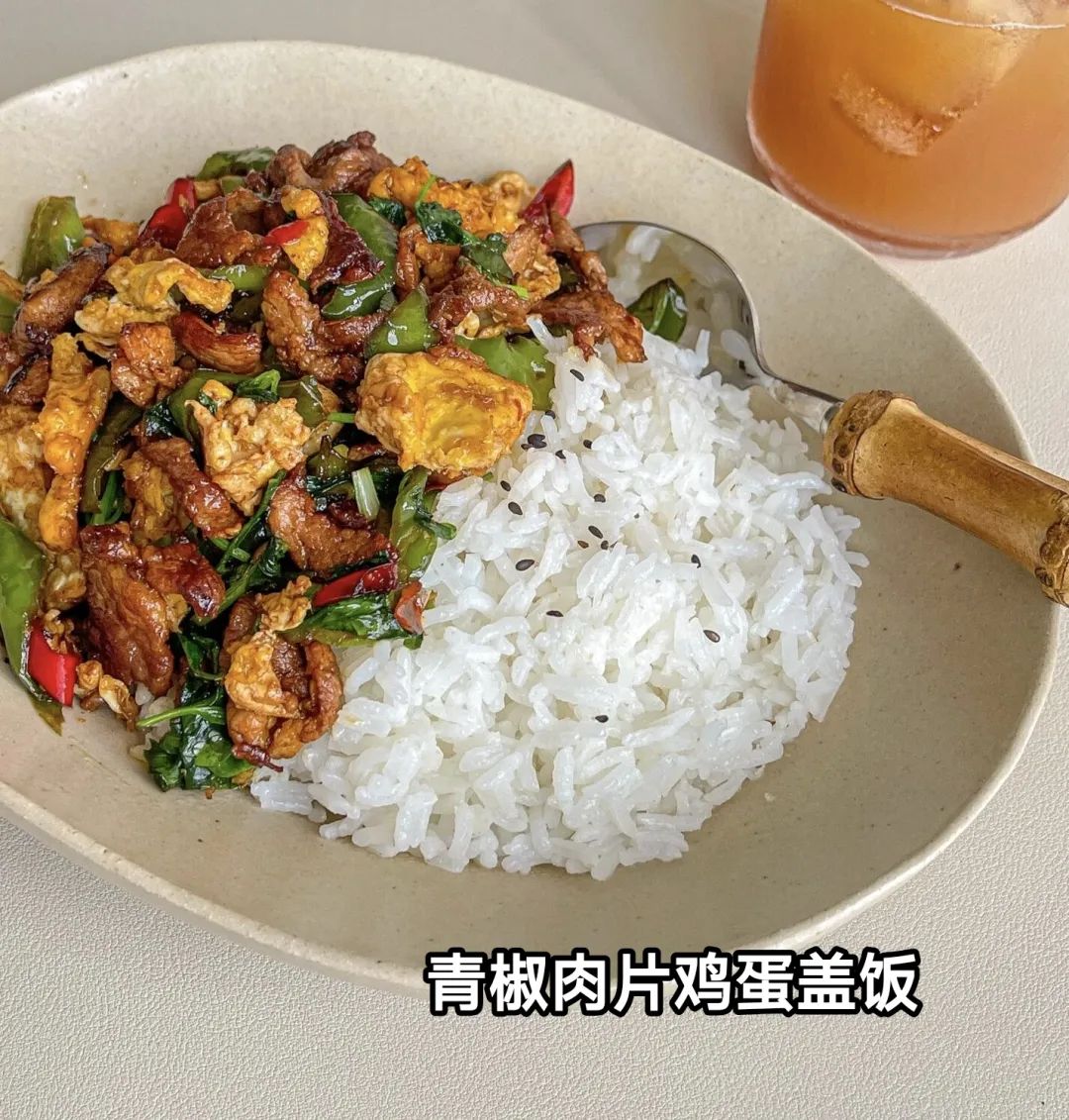 青椒肉片鸡蛋盖饭的做法
