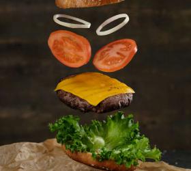 空中悬浮的美味汉堡高清图片