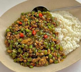 豆角肉末盖饭的做法
