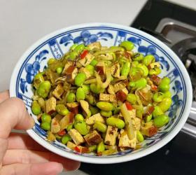 雪菜香干烧毛豆图片