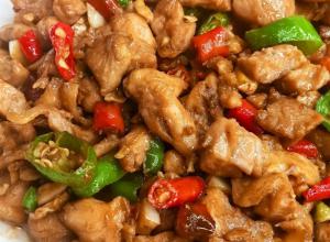 双椒炒鸡腿肉的做法