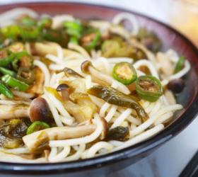 爆椒酸汤米线的做法