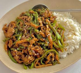 辣椒炒肉盖饭的做法