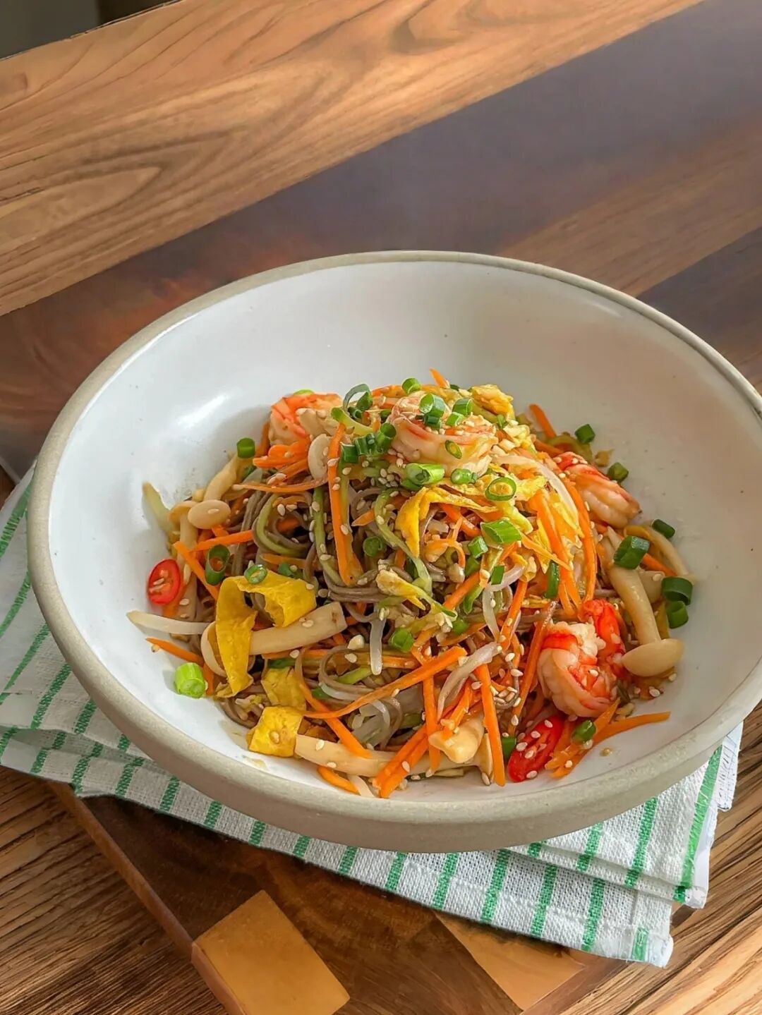 虾仁凉拌荞麦面的做法