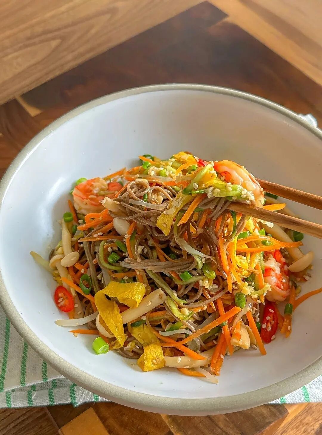 虾仁凉拌荞麦面的做法