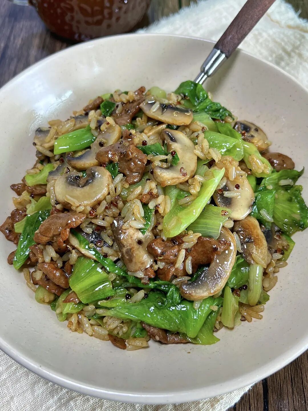 生菜口蘑牛肉炒饭的做法