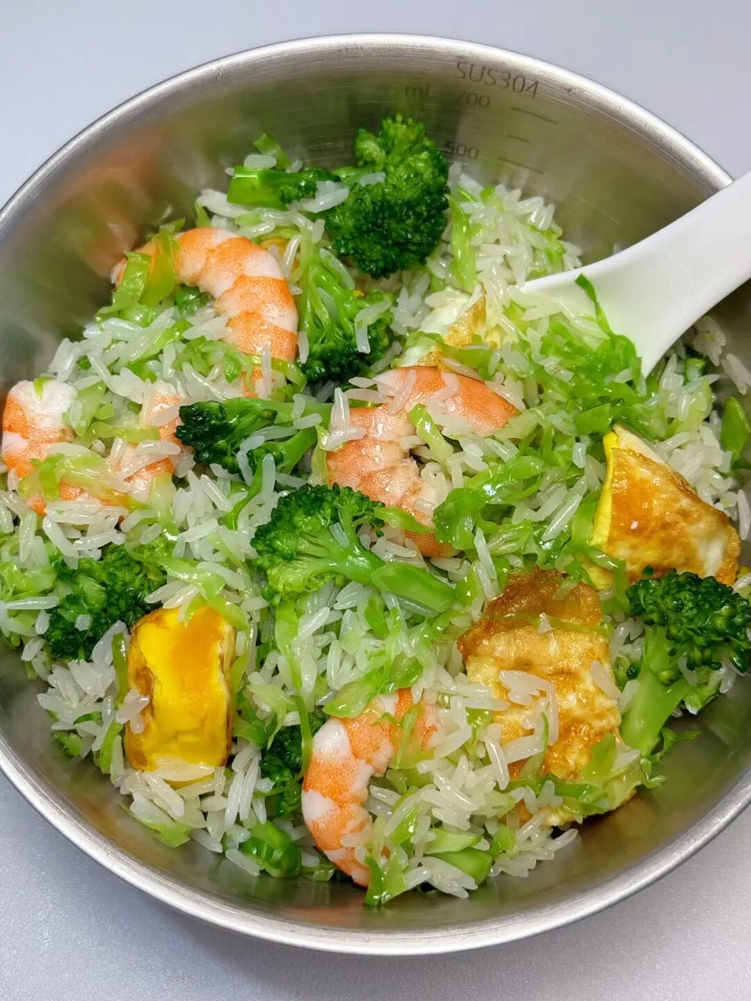 西兰花虾仁鸡蛋炒饭的做法