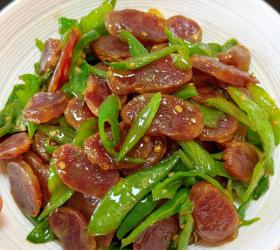 青椒炒腊肠的做法