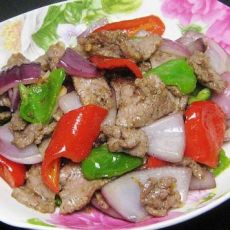 青红椒洋葱炒牛肉的做法 青红椒洋葱炒牛肉的做法