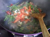 毛芹菜炒羊肉的做法