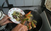 三色炒牛肉的做法