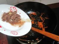 牛肉炒胡萝卜木耳的做法