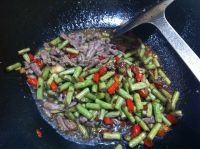 酸豆角炒牛肉粒的做法