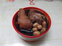 黑豆花生煲猪蹄的做法
