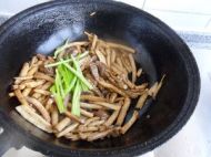 干煸牛肉茶树菇的做法