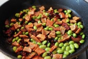 毛豆腊肉炒豆干的做法