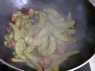 五花肉烧扁豆角的做法