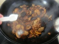 干煸菌菇肉片的做法
