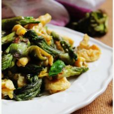 刺老芽炒鸡蛋的做法 刺老芽炒鸡蛋的做法