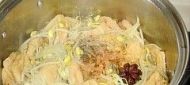 地方小吃---黄豆芽煮豆泡的做法