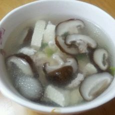 蘑菇肉片汤的做法
