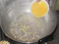 鸡肉蘑菇鸡蛋汤的做法