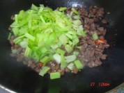 芹菜炒牛肉粒的做法