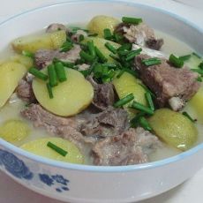 土豆炖排骨的做法