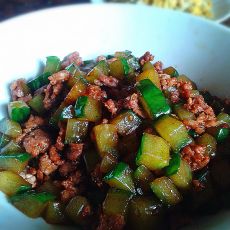 黄瓜丁炒肉泥的做法