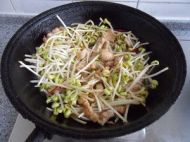 五花肉豆芽炖粉条的做法