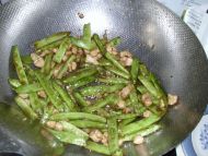 干煸肉粒扁豆的做法