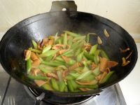 西芹炒鱿鱼干的做法