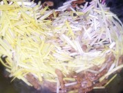 蒜黄炒肉的做法