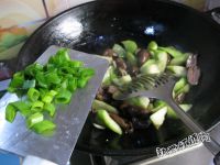 卤鸭心炒丝瓜的做法