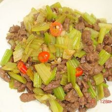 芹菜炒牛肉粒的做法 芹菜炒牛肉粒的做法