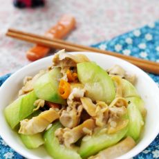 丝瓜炒河蚌肉的做法