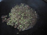黄豆芽炒粉的做法