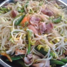 肉片炒黄豆芽的做法