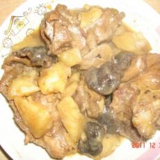 红烧大骨头土豆香菇的做法 红烧大骨头土豆香菇的做法