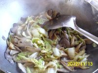 白菜炒蘑菇的做法
